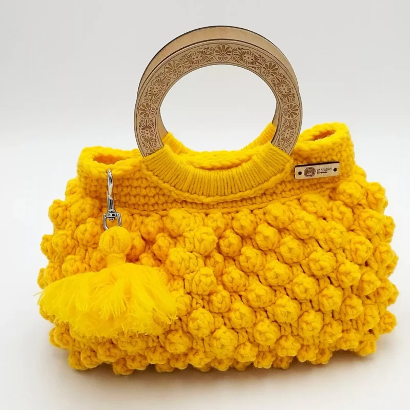 Żółta torebka z drewnianymi uchwytami