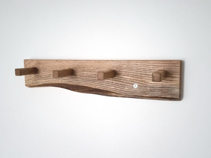 Wieszak ścienny z czerwonego dębu z naturalnym oflisem live edge i czterema haczykami