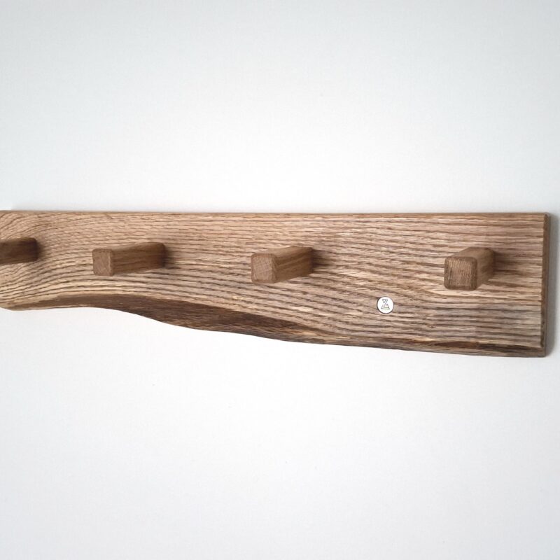 Wieszak ścienny z czerwonego dębu z naturalnym oflisem live edge i czterema haczykami